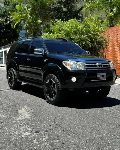 Toyota Fortuner 2010 — foto 2