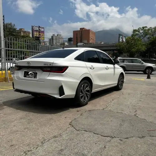 Toyota Yaris E 2026 — foto 3
