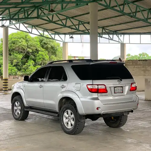 Toyota Fortuner 2010 — foto 2
